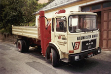 Historischer MAN-LKW mit Kran von Baumeister Binder aus den Anfangsjahren, in beige-roter Firmenlackierung mit dem charakteristischen VB-Logo