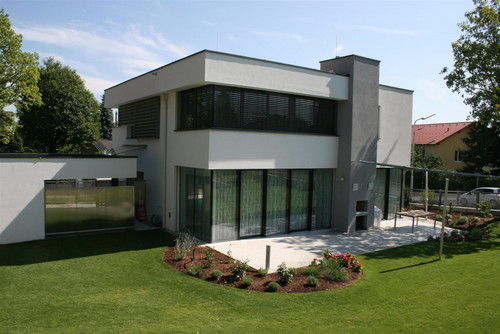 Modernes Ziegelhaus von Binder Bau mit Garten
