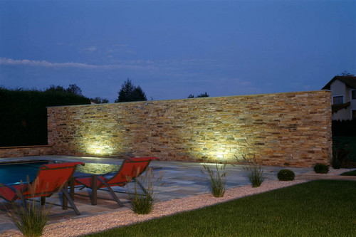 Sanierung einer massiven Poolmauer im Burgenland – Binder Bau sorgt für stabile Ausführung und langlebige Qualität.