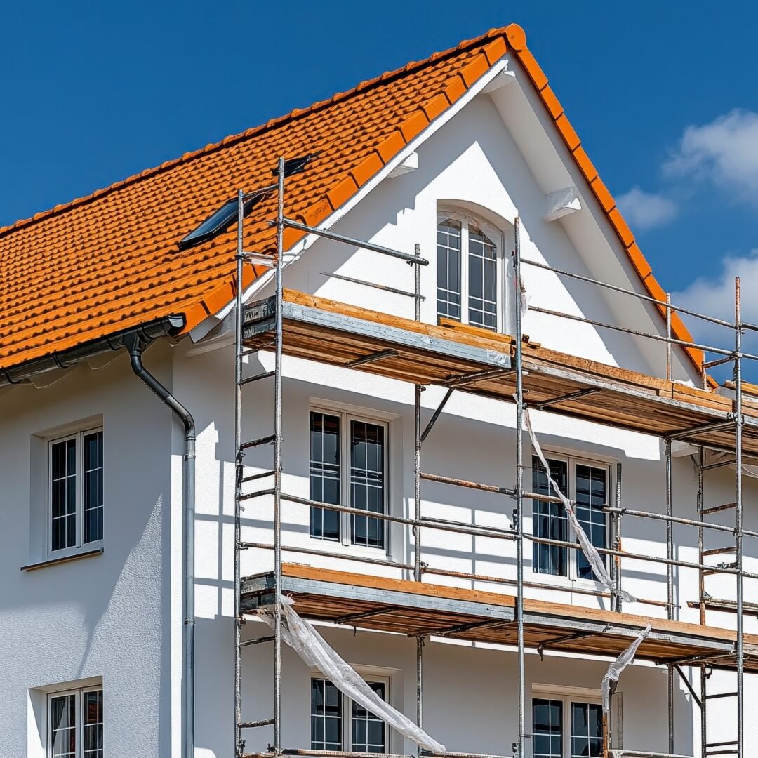 Einfamilienhaus mit neuer Wärmedämmung, frisch verputzter Fassade und modernen Fenstern – im Zuge einer thermischen Sanierung saniert.