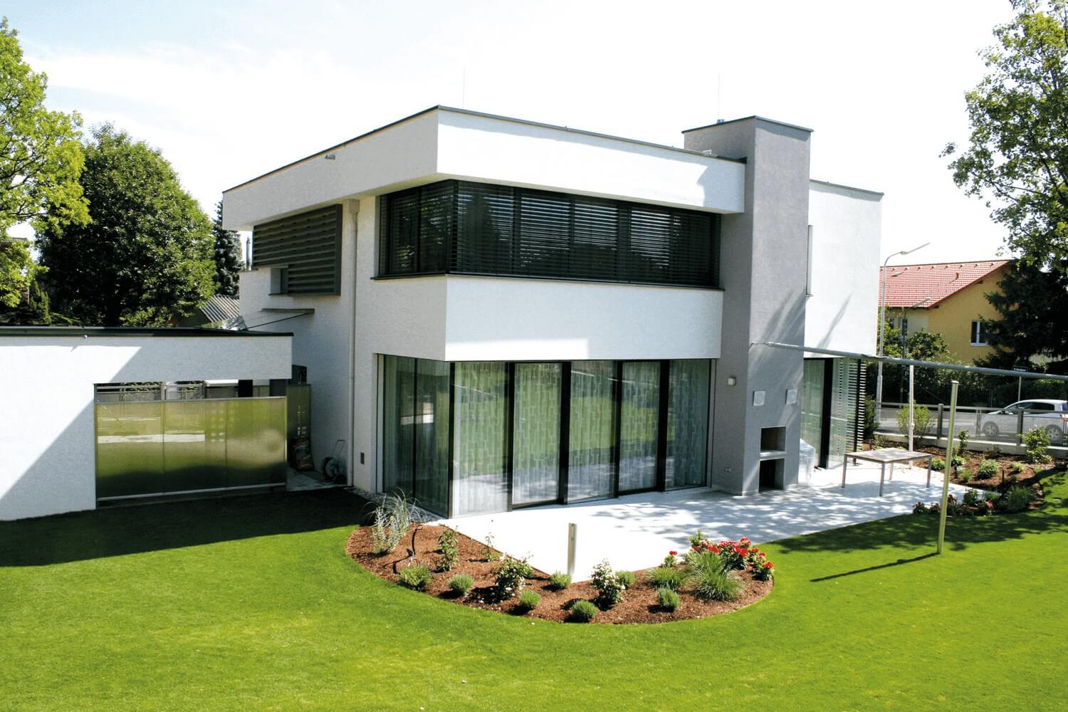 Haus mit weißer Fassade und Garten